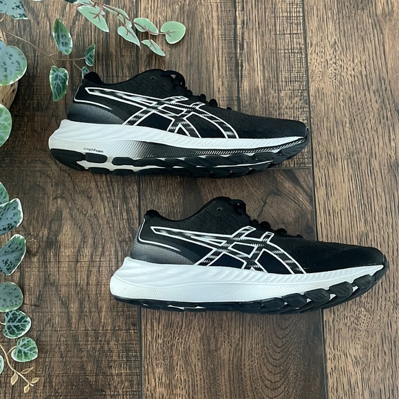 ASICS Gel-Excite 9 Running Sneakers in Black and White - Picture 4 of 13